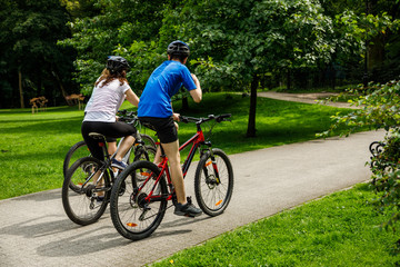 Naklejka premium Healthy lifestyle - people riding bicycles in city park