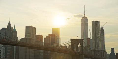 Fototapeta na wymiar Manhattan Skyline mit Sonne