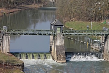 Stauwerk am Fluss