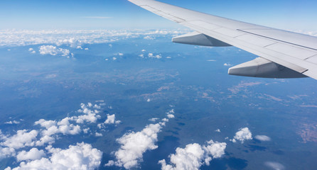 Obraz premium The wing aircraft in altitude during flight