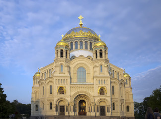 Fototapeta na wymiar Orthodox Naval cathedral of St. Nicholas in Kronshtadt, Saint-petersburg Russia