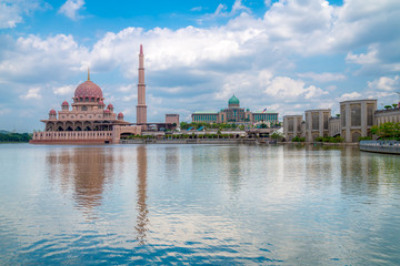 Fototapeta na wymiar Putra Mosque, in Putrajaya federal territory, Kuala Lumpur, Malaysia.