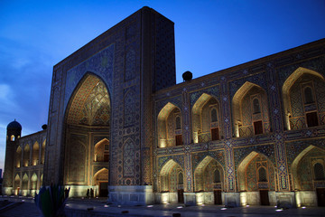 Fototapeta na wymiar Tilya-Kori madrasa view by night, Samarkand, Uzbekistan