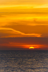 Obraz premium USA, Florida, Burning red dramatic sunset sky behind endless ocean horizon at key west