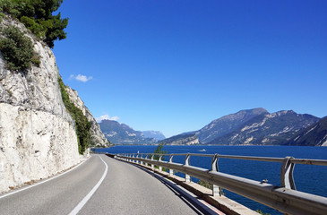 Straße am Gardasee in Italien - Urlaub am See mit Bergen im Hintergrund