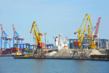 Obraz premium Bulk cargo ship under port crane