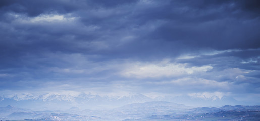 Obraz premium Dark cloudy sky background