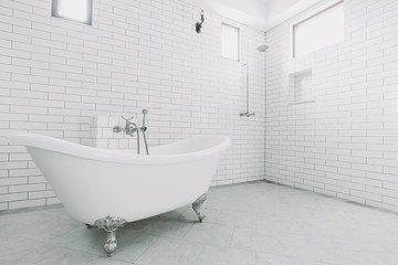 Fototapeta na wymiar Beautiful large luxury vintage bathroom