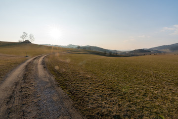 Fototapeta na wymiar Feldweg Hügellandschaft