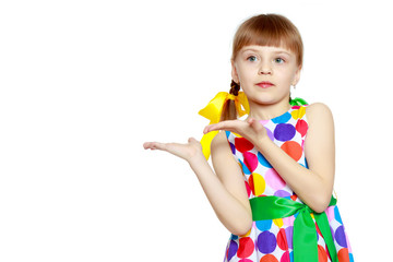 Little girl gesticulating.