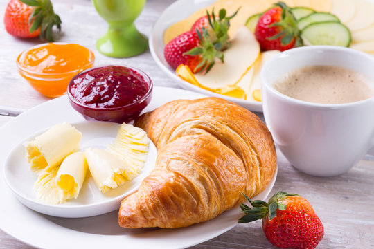 Leckeres Frühstück mit Croissant und Kaffee