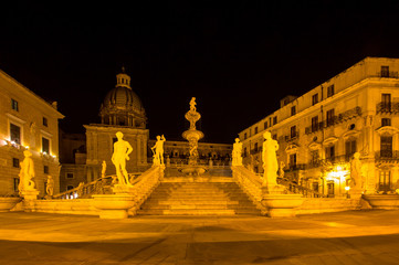Fototapeta na wymiar Fountain of shame on Piazza Pretoria at night, Palermo, Italy