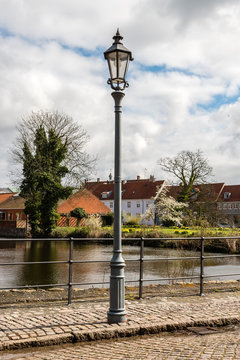 historische strassenlaterne am fluss mit gelender