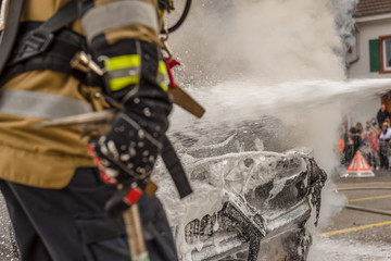 Löschen brennendes auto feuerwehr schaum