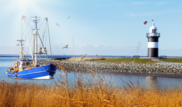 Krabbenkutter auf dem Heimweg, Kutterhafen mit Wremen mit Leuchtturm an der Wurster Nordseeküste