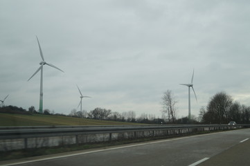 Wind über der Autobahn