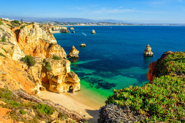 Panele Szklane  Piękna piaszczysta plaża Praia do Camilo z drewnianym chodnikiem w pobliżu Lagos. Region Algarve, Portugalia