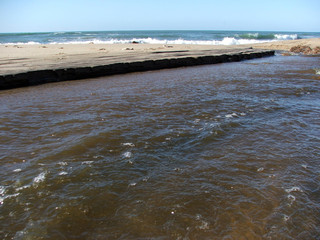Río desembocando en el mar.