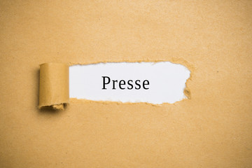 aufgerissener Briefumschlag mit Wort "Presse" 