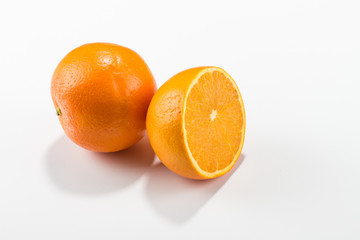 frische Halbe und ganze Orange mittenah dran