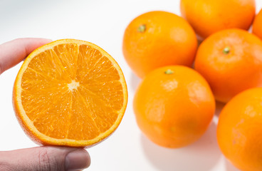 frische Orange Halb in Hand links Hintergrund Orangen