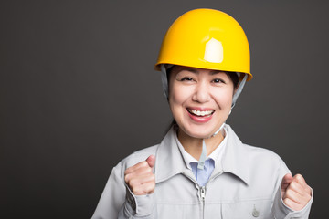 作業服を着ている女性 笑顔