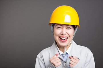 作業服を着ている女性 笑顔
