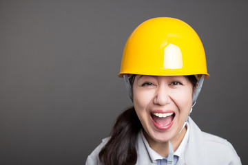 作業服を着ている女性 笑顔