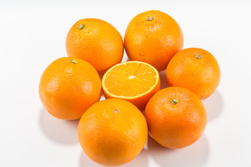 Orangen im Kreis halbe aufgeschnittene Orange