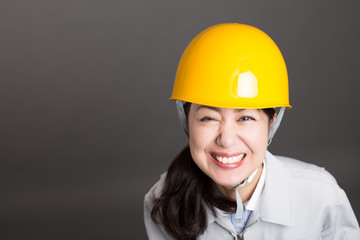 作業服を着ている女性 笑顔