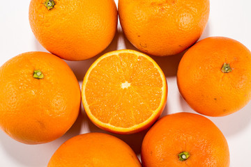 Orangen im Kreis halbe aufgeschnittene Orange