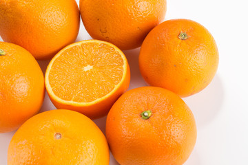 Orangen im Kreis halbe aufgeschnittene Orange links