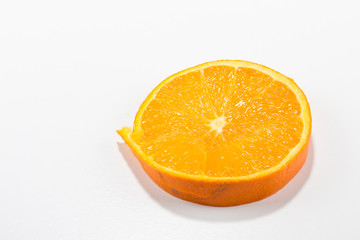 Fototapeta na wymiar Orangenscheibe Scheibe einer Orange vor weißen Hintergrund