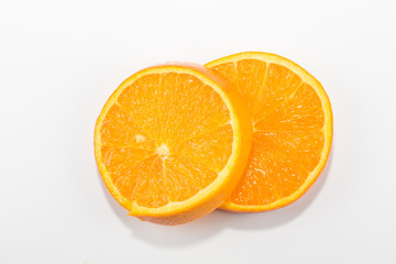 zwei Orangenscheiben liegen aufeinander von oben