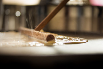 Crepe Zubereitung auf Crepe Gerät Teig Heiß Holz Splitter