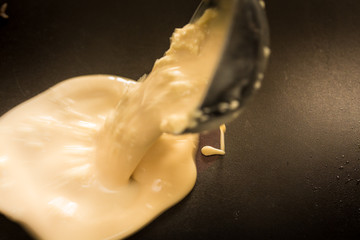 Portion Teig ausgeben aus Schöpfkelle
