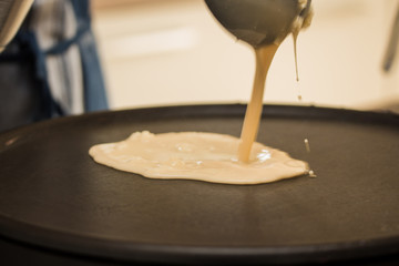 Crepe Zubereitung Teig aus Schöpfkelle