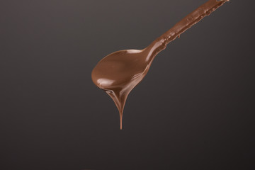 Flüssige Schokolade Bildmitte dunkler Hintergrund