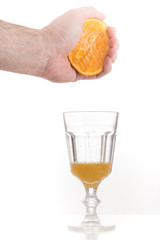 Orange mit der Hand auspressen Orangensaft Glas