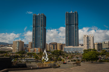 Fototapeta premium Santa Cruz, Teneryfa / Hiszpania - 21 lutego 2018 r .: Widok na miasto Santa Cruz