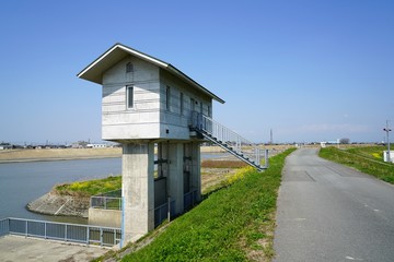 
福岡県みやま市を流れる矢部川沿いに設置された川内樋管上屋(かわうちひかんうわや)