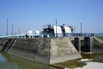 内水被害(洪水)対策のために設置された川内排水機場　福岡県みやま市の矢部川沿いに設置された川内排水機場
