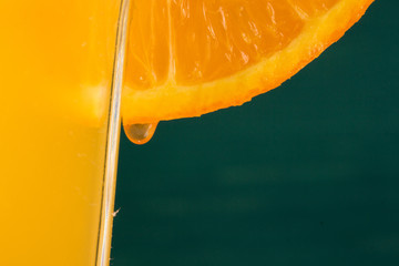frischer fruchtiger Orangensaft mit Orangenscheibe saftig