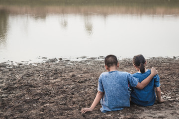 Children and water on arid soil in hot weather lacked drinking water.