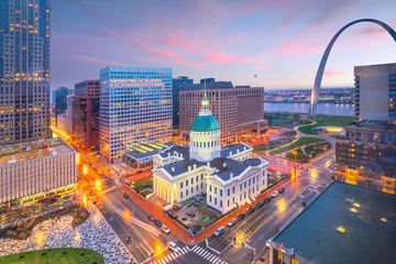 Fotobehang De skyline van het centrum van St. Louis in de schemering © f11photo