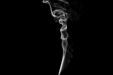 Obraz premium Smoke the white incense on a black background. darkness concept