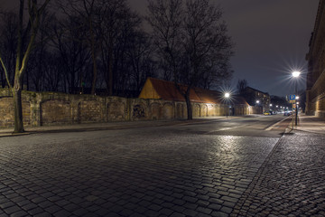 Einsame Straße bei Nacht