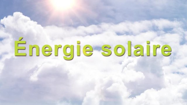 Film de pr&eacute;sentation de slogans pour la technologie photovolta&iuml;que devant un ciel bleu avec des rayons du soleil en arri&egrave;re-plan