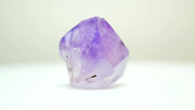 Sehr sch&ouml;ner Amethyst Kristall violett trigonal Quarz Mineral drehend Makrofilm