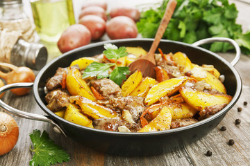 Potatoes stewed with chicken liver